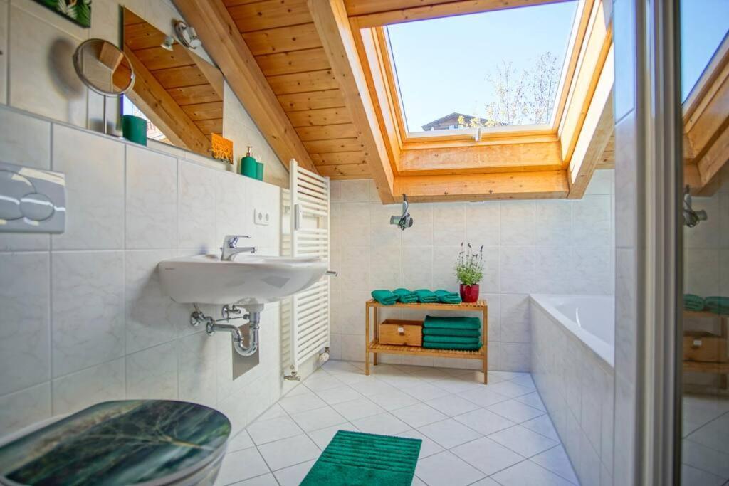 Luxury Living Near Weissensee +Balcony +Netflix Füssen 외부 사진
